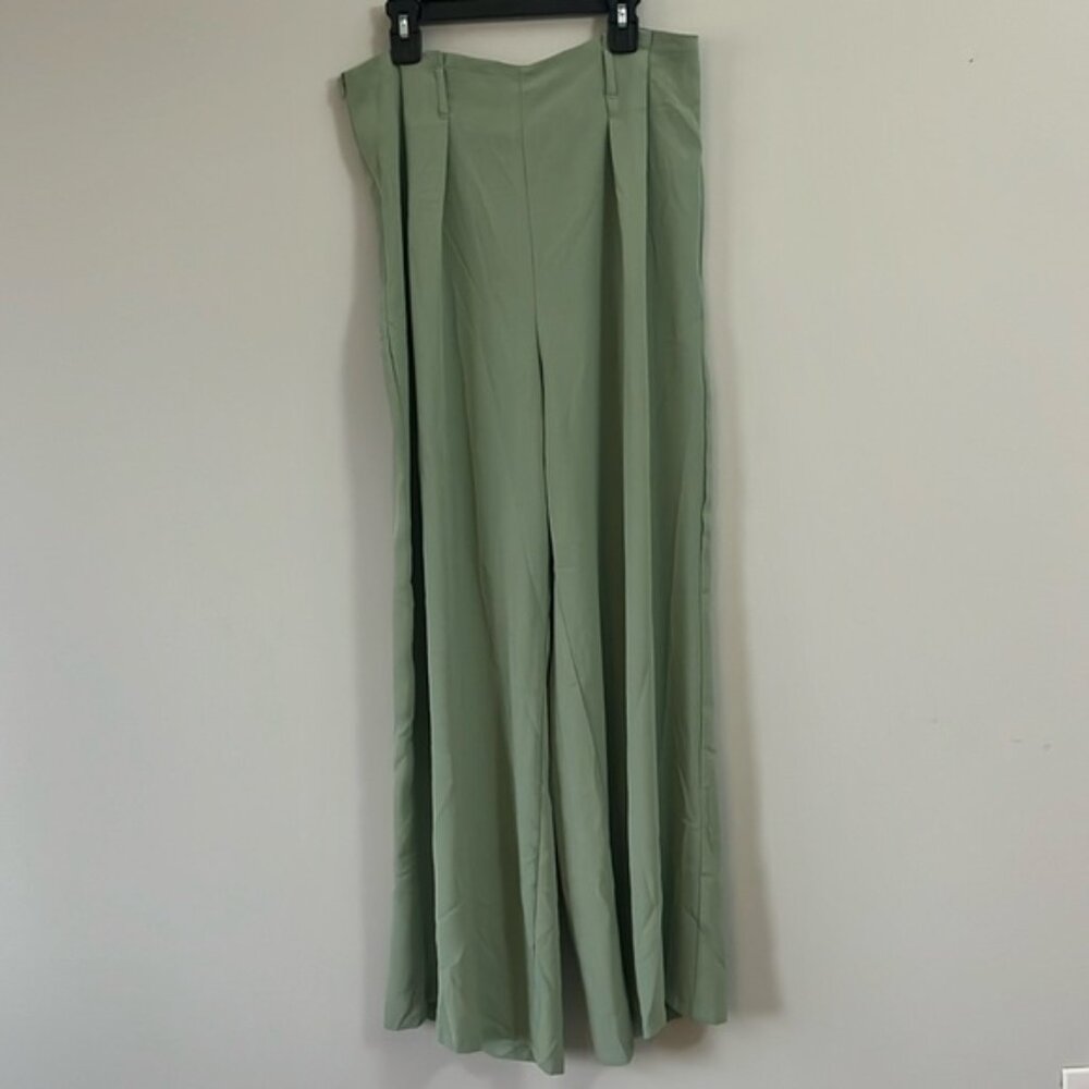Green high waisted flowy pants